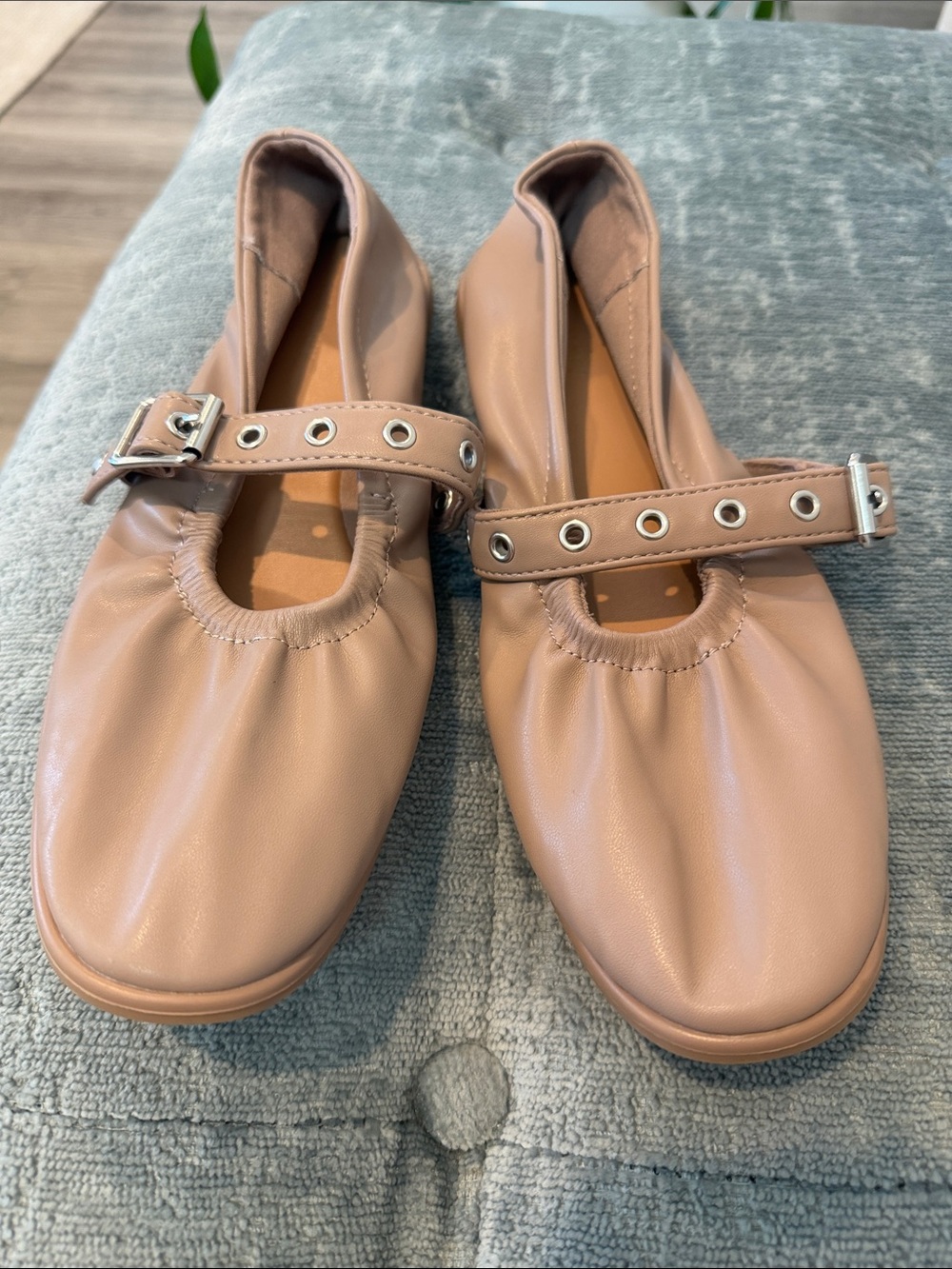 NEW Old Navy Scrunch Mary Jane Flats in Putty 8